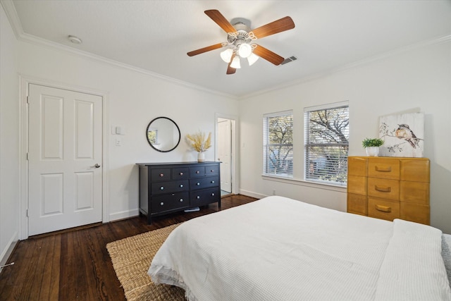 bedroom with visible vents, ornamental molding, a ceiling fan, baseboards, and dark wood-style flooring