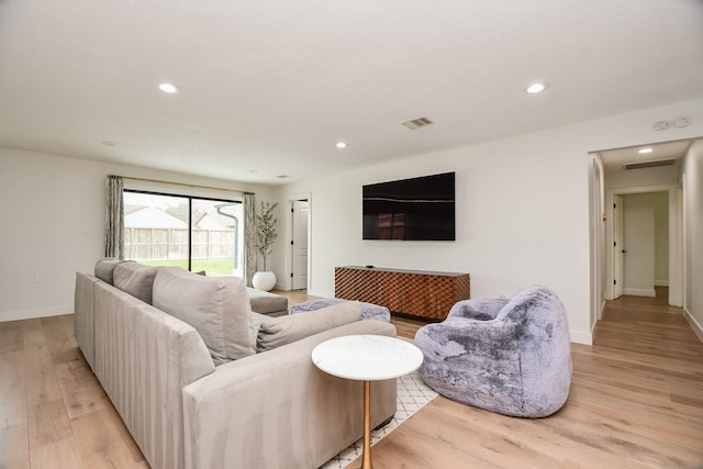 living room featuring recessed lighting, visible vents, baseboards, and light wood finished floors