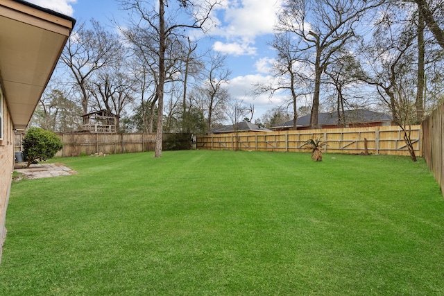 view of yard featuring a fenced backyard