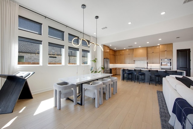 dining area with visible vents, recessed lighting, baseboards, and light wood-style floors