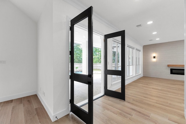 entryway with light wood finished floors, visible vents, baseboards, ornamental molding, and recessed lighting