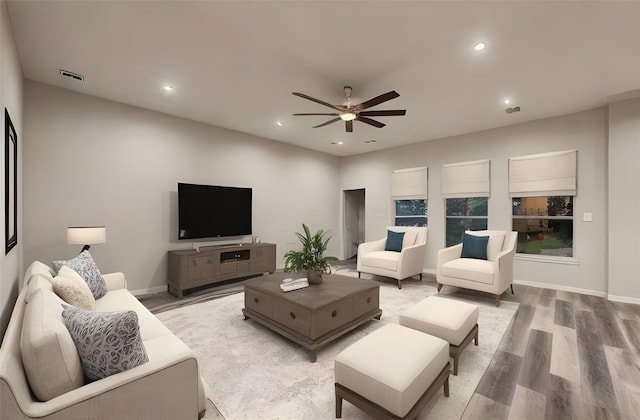 living area with baseboards, visible vents, light wood-style flooring, recessed lighting, and ceiling fan