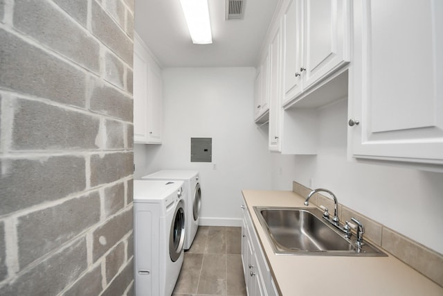 laundry area featuring visible vents, a sink, electric panel, baseboards, and washing machine and clothes dryer