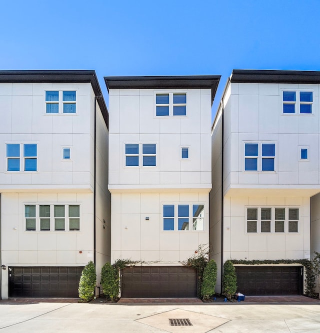 2721 Maxroy St, Houston, TX 77007 - view of front of property featuring stucco siding