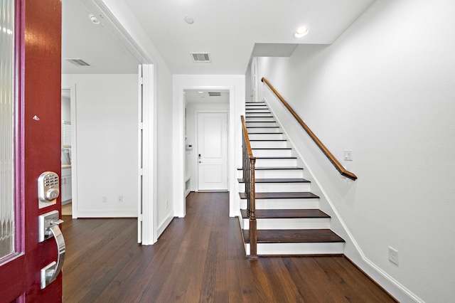 2721 Maxroy St, Houston, TX 77007 - entryway featuring dark wood finished floors, visible vents, and baseboards