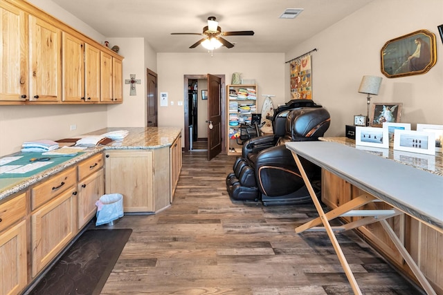 kitchen with visible vents, a ceiling fan, light brown cabinetry, wood finished floors, and a peninsula