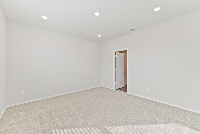 unfurnished room with visible vents, recessed lighting, baseboards, and carpet