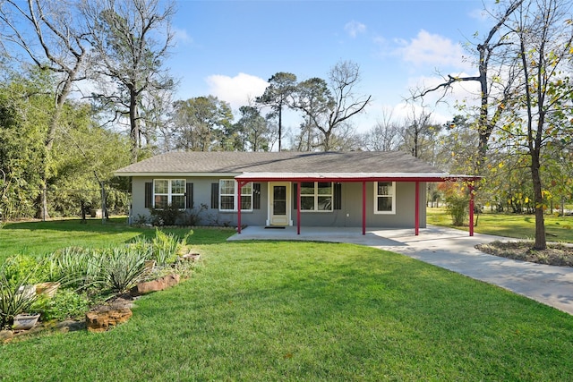 view of front facade featuring a front lawn, a porch, a carport, and driveway