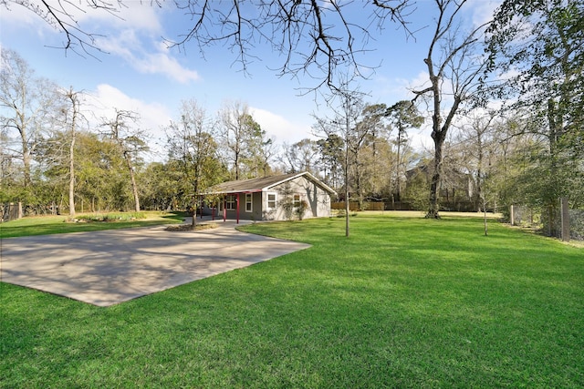 view of yard featuring concrete driveway