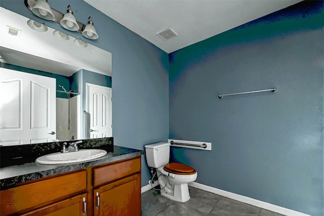 full bath with visible vents, toilet, vanity, and baseboards