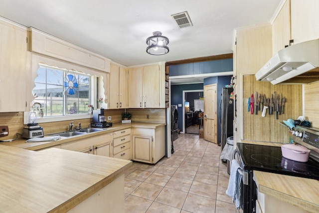 kitchen with visible vents, light brown cabinets, under cabinet range hood, stainless steel electric stove, and a sink