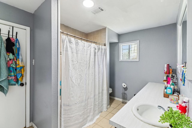 full bathroom featuring tile patterned flooring, visible vents, baseboards, a shower with shower curtain, and vanity