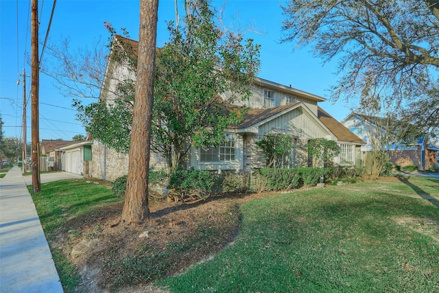 view of side of property featuring a yard