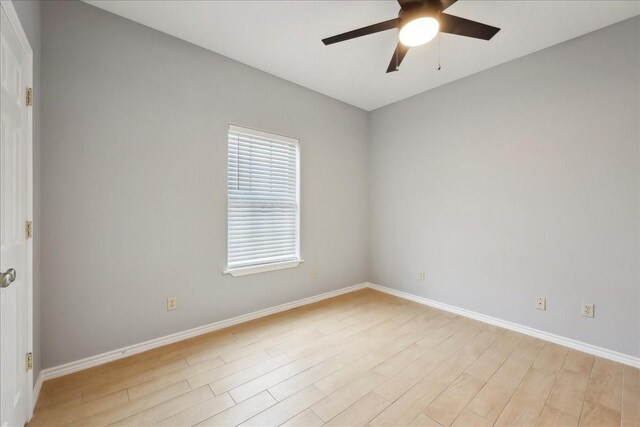 unfurnished room featuring light wood-style flooring, baseboards, and ceiling fan