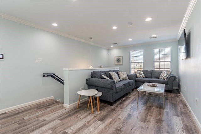 living area with recessed lighting, crown molding, baseboards, and wood finished floors