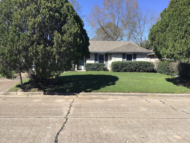 view of front of property featuring brick siding and a front yard