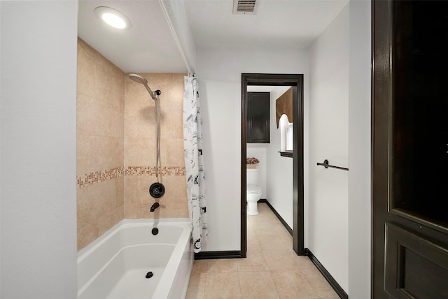 full bathroom featuring visible vents, toilet, shower / tub combo with curtain, tile patterned flooring, and baseboards