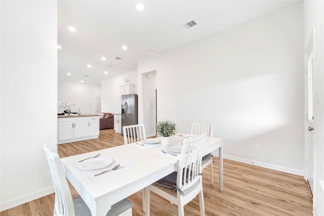 dining area featuring recessed lighting, visible vents, light wood-style flooring, and baseboards