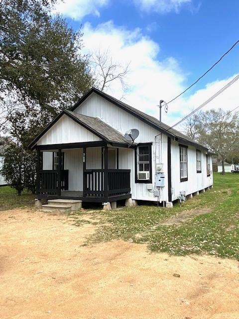 view of front of home featuring a porch and roof with shingles