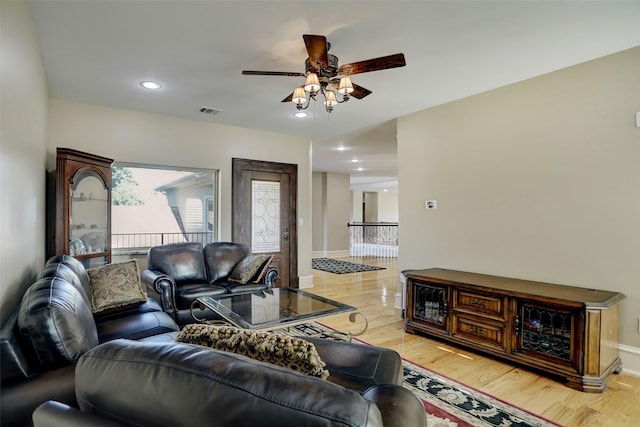 living room with light wood-type flooring, visible vents, recessed lighting, baseboards, and ceiling fan