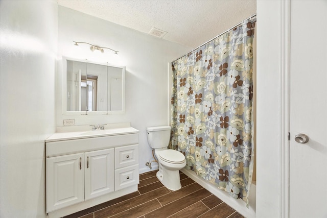 full bath featuring visible vents, wood finish floors, toilet, a shower with curtain, and a textured ceiling