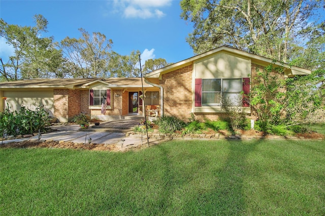 view of front of house featuring brick siding and a front lawn