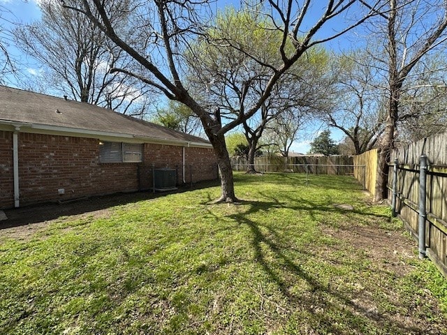 view of yard featuring a fenced backyard