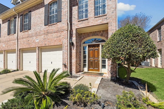 view of front of house featuring a front lawn, brick siding, an attached garage, and driveway