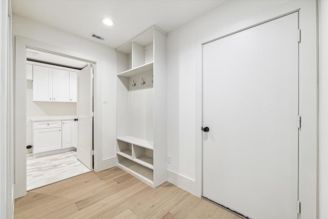 mudroom featuring baseboards, recessed lighting, visible vents, and light wood-type flooring