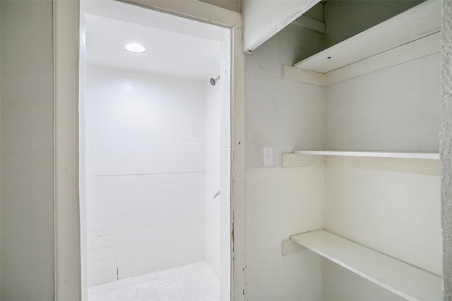 bathroom featuring a tile shower