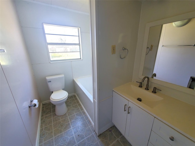 full bathroom featuring vanity, toilet, baseboards, and a washtub