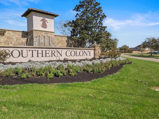 community / neighborhood sign featuring a lawn