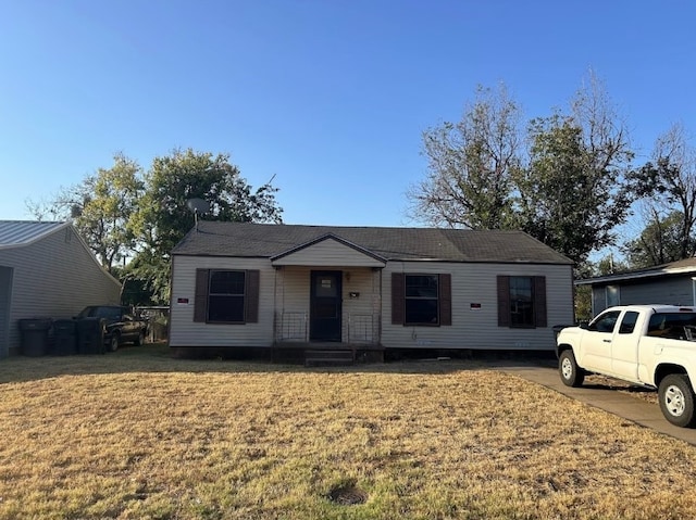 view of front of property with a front lawn