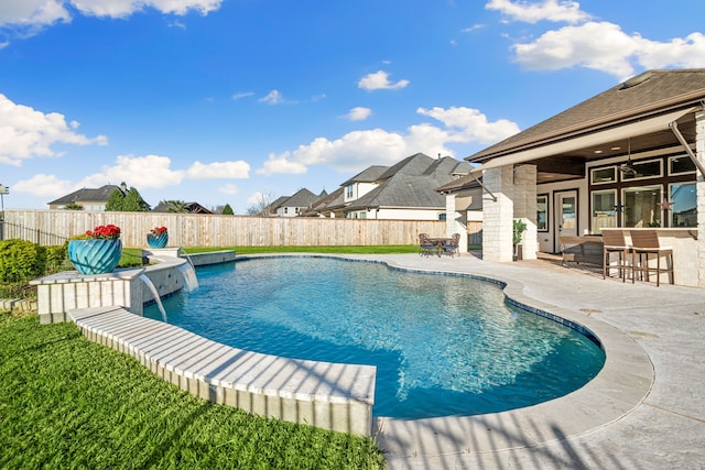 view of pool featuring outdoor dry bar, a ceiling fan, a fenced backyard, a fenced in pool, and a patio area