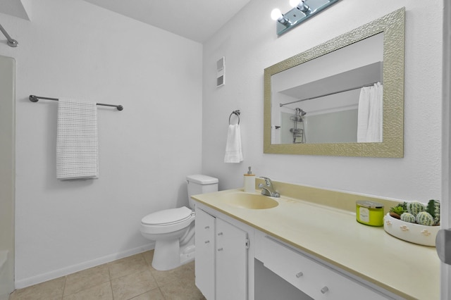 full bath with tile patterned flooring, curtained shower, baseboards, toilet, and vanity