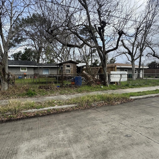 view of front of home with a fenced front yard