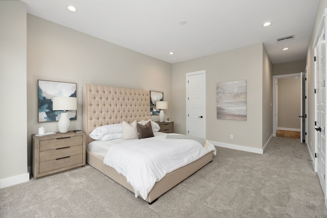 bedroom featuring light carpet, visible vents, recessed lighting, and baseboards