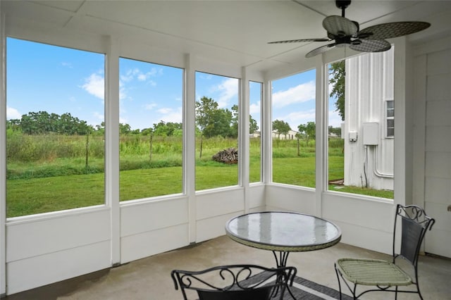 sunroom with ceiling fan