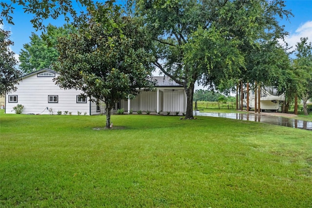 view of yard featuring a water view