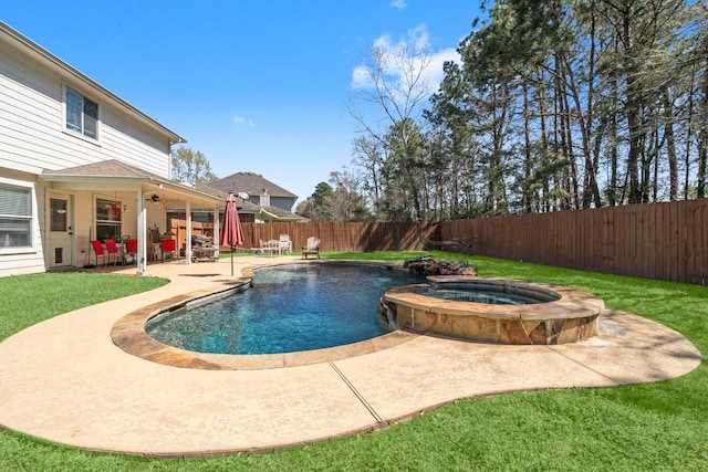 view of swimming pool featuring a pool with connected hot tub, ceiling fan, a lawn, a fenced backyard, and a patio area