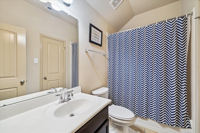 full bath featuring a shower with curtain, toilet, vanity, and visible vents