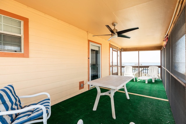 sunroom / solarium with a ceiling fan