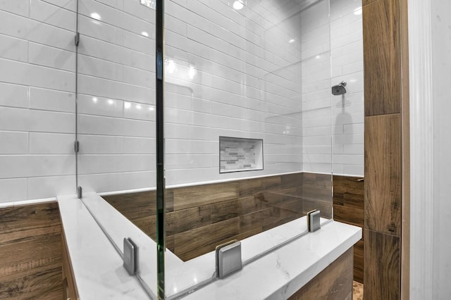 bathroom featuring a tile shower