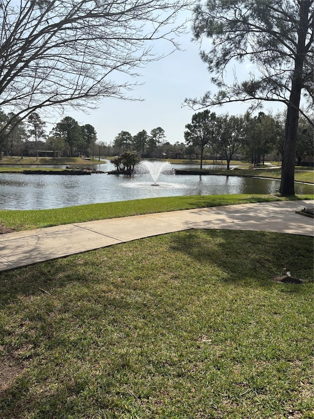 view of yard featuring a water view