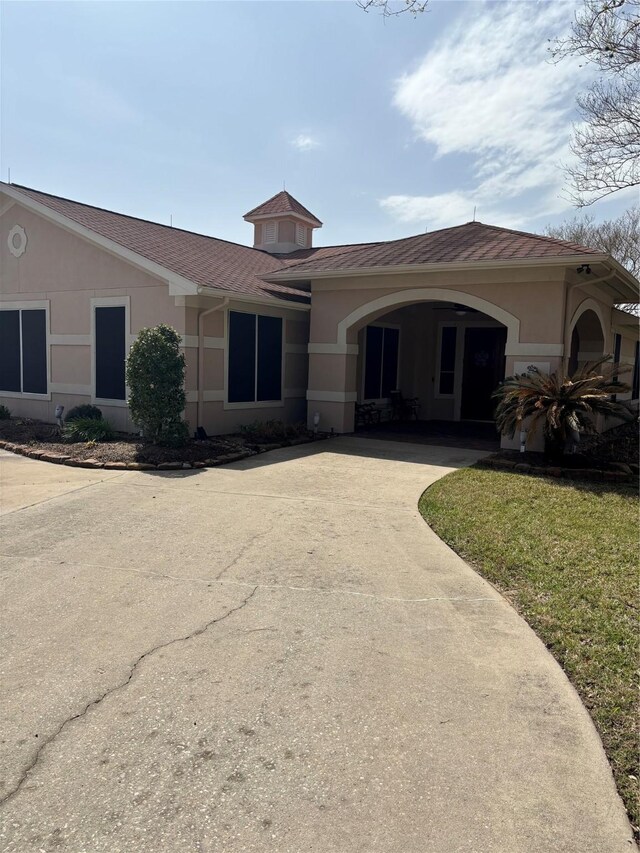 view of front of house featuring stucco siding and driveway