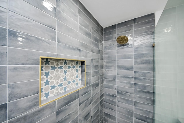 bathroom featuring tiled shower