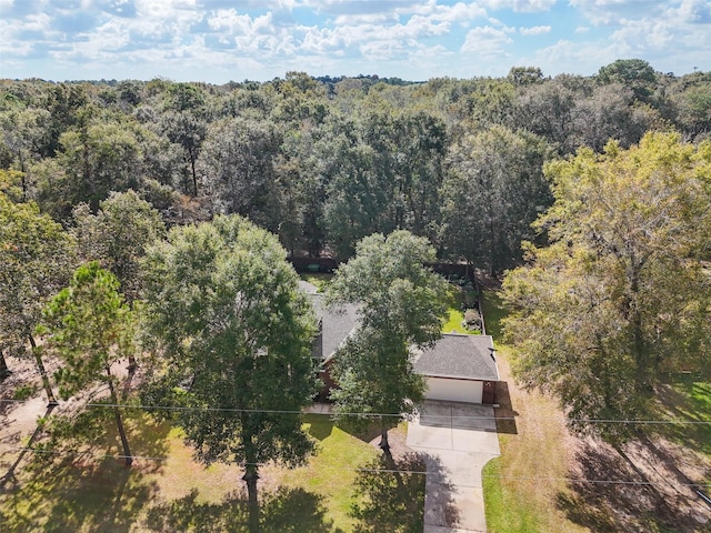 birds eye view of property featuring a forest view