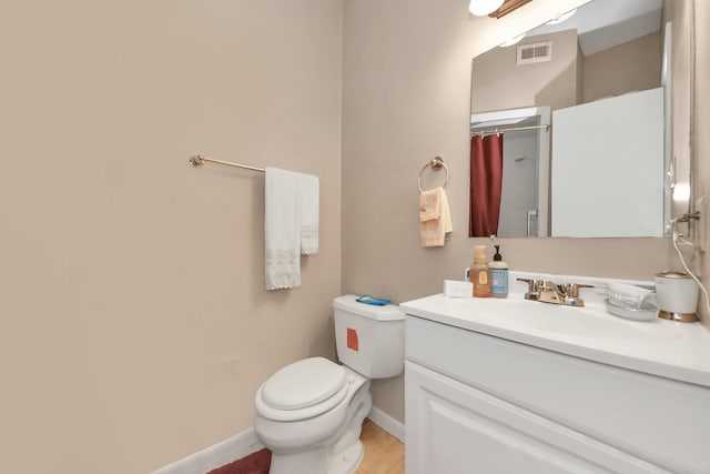 bathroom featuring visible vents, baseboards, toilet, a shower with curtain, and vanity