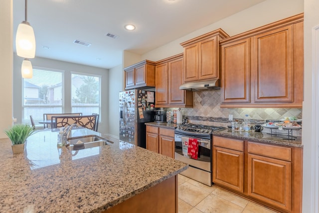 kitchen featuring under cabinet range hood, stainless steel appliances, visible vents, and a sink