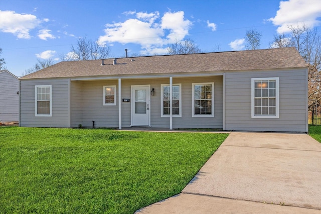 ranch-style house featuring a front lawn, a porch, and roof with shingles